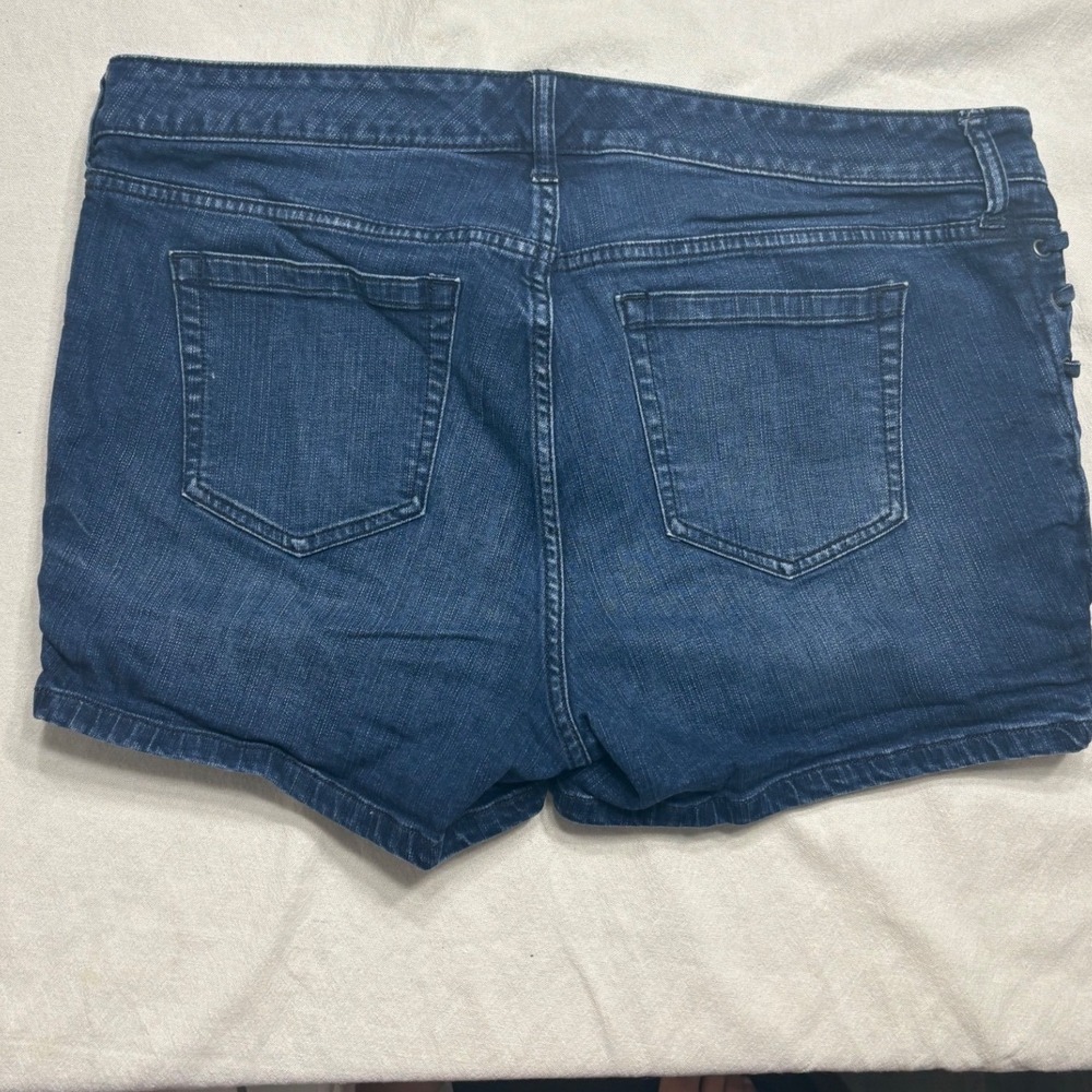Torrid Denim Shorts Size 14 Dark Wash Lace Up Sides Button Fly Mid Rise - Picture 2 of 6